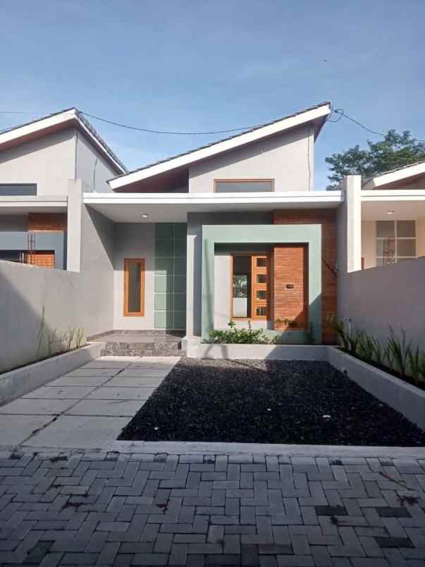 dijual rumah perumahan graha candi