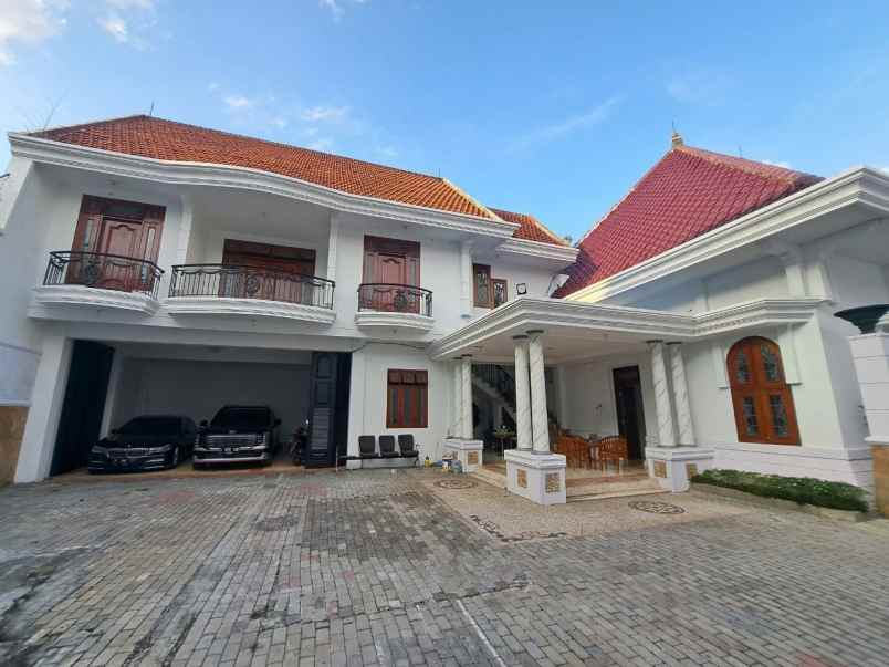 dijual rumah raya darmo