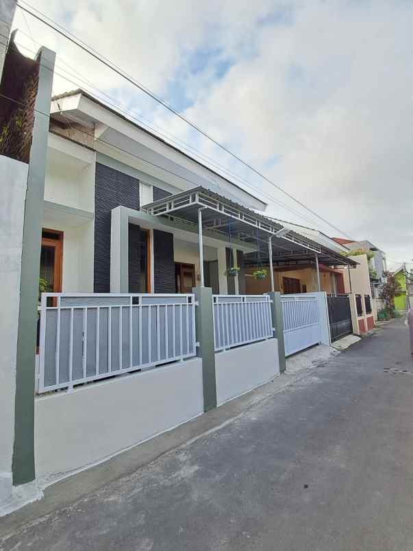 dijual rumah sambilegi