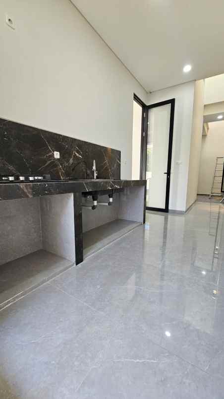 dijual rumah sutorejo