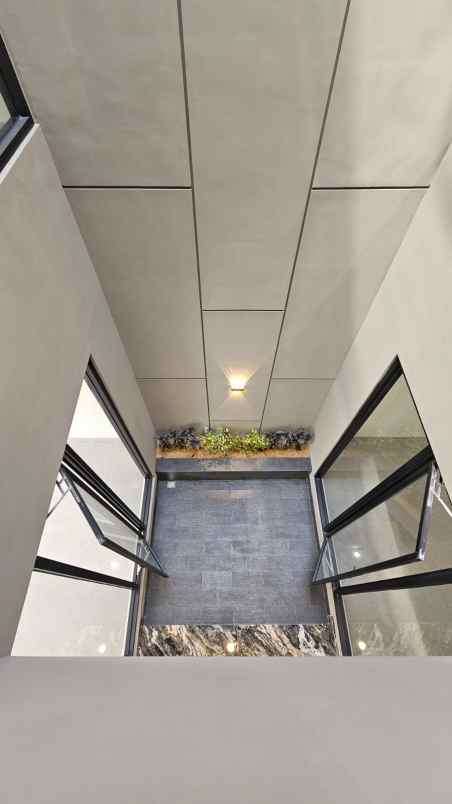 dijual rumah sutorejo