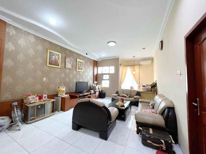 dijual villa komplek makmur indah