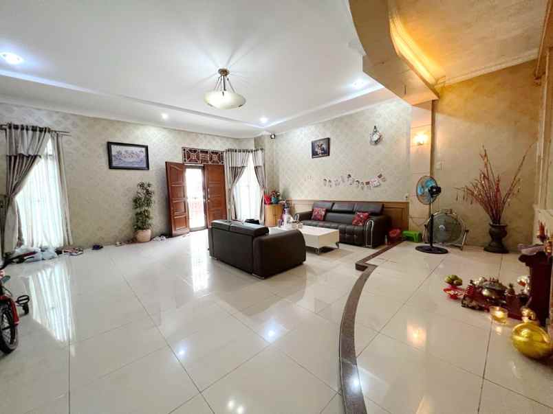 dijual villa komplek makmur indah