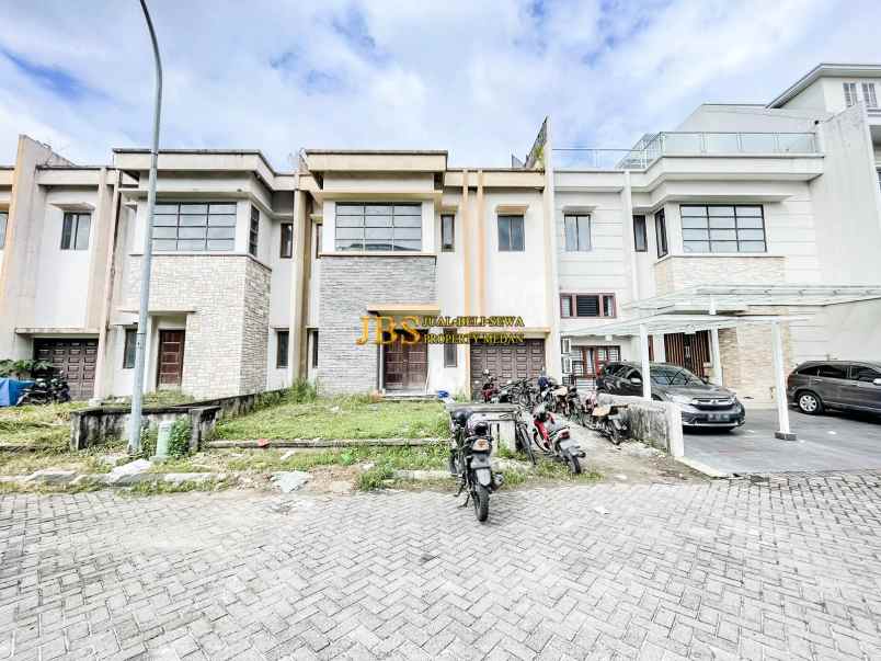 dijual villa komplek river view polonia