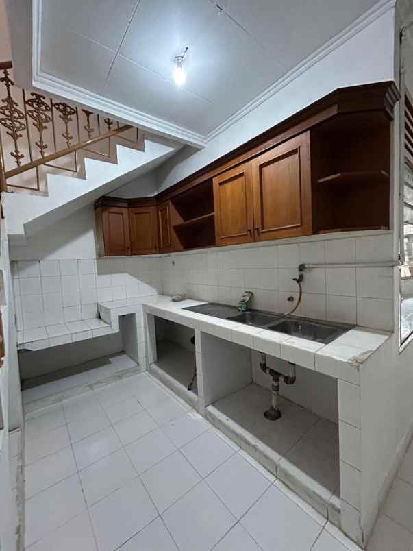 disewakan rumah bagus 2 lt belakang mall kelapa gading