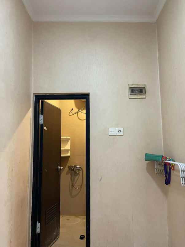 disewakan rumah komplek perumahan taman surya