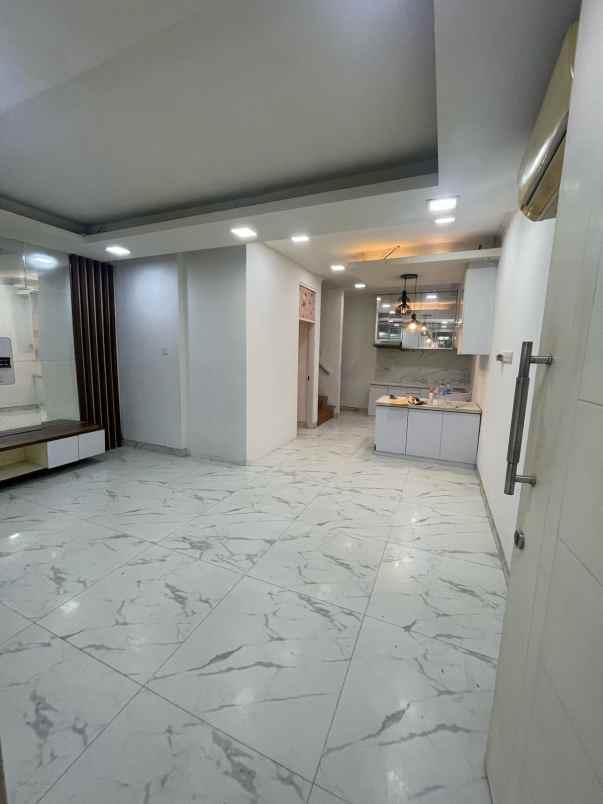 disewakan rumah komplek perumahan taman surya