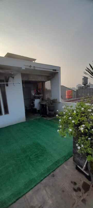 jual murah rumah 2 1 2 lantai di grand wisata