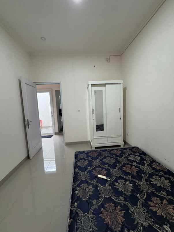 over kredit rumah 2 lantai dekat stasiun depok