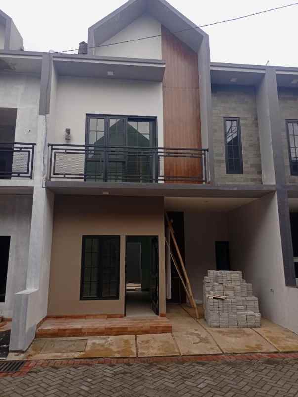 rumah 2 lantai deket tol cijago jagorawi