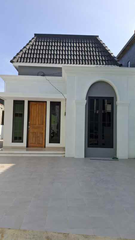 rumah banyumanik type american classic mewah