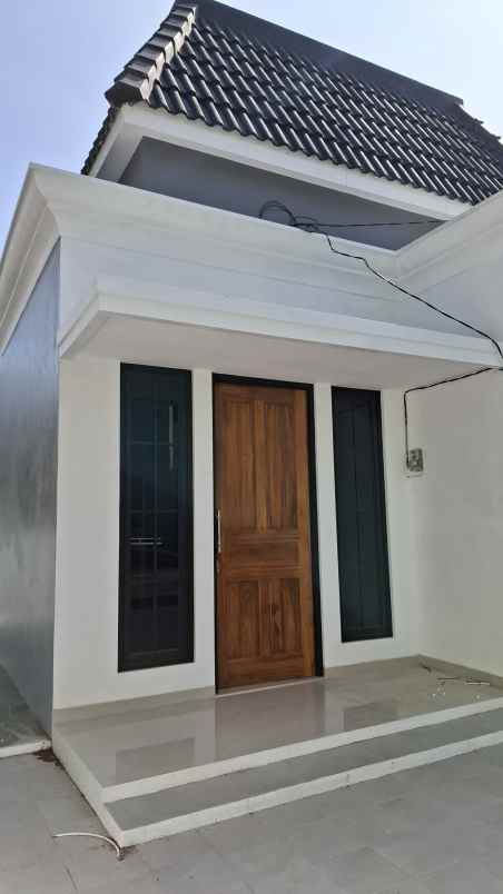 rumah banyumanik type american classic mewah
