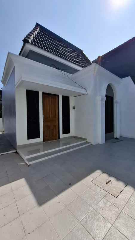rumah banyumanik type american classic mewah