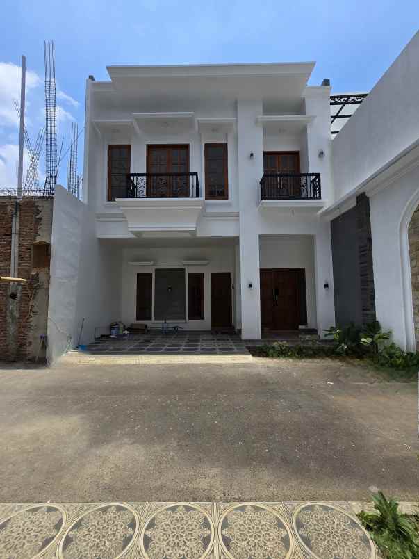 rumah baru dalam komplek di pondok bambu jaktim