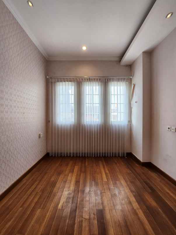 rumah baru dalam komplek elite cempaka putih jakpus