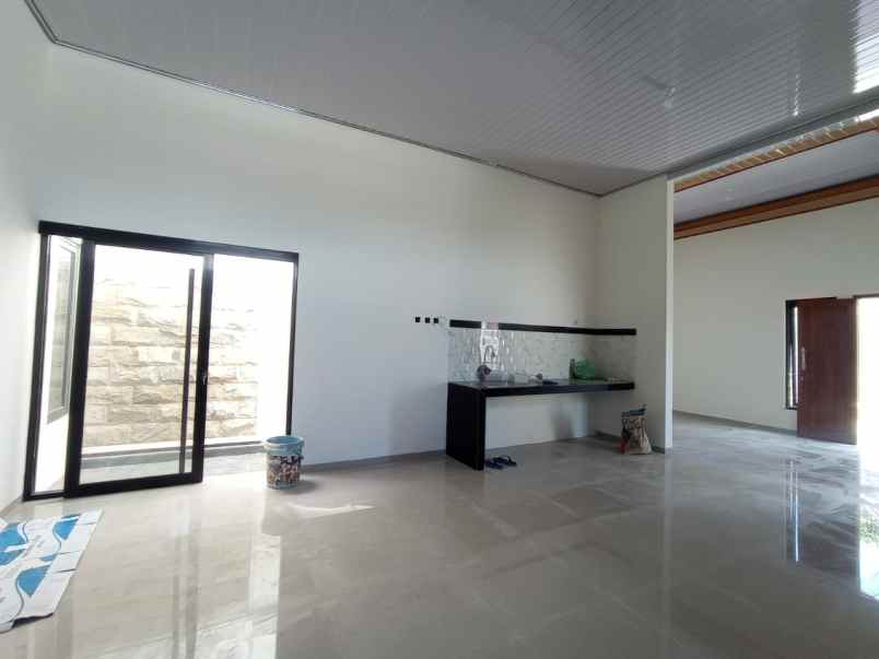 rumah cantik bisa carport 3 mobil di ngaglik sleman