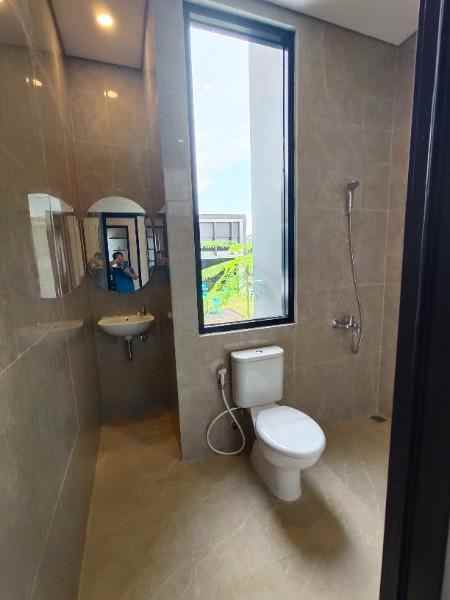 rumah dgn sistem one gate diapit 3 pintu tol