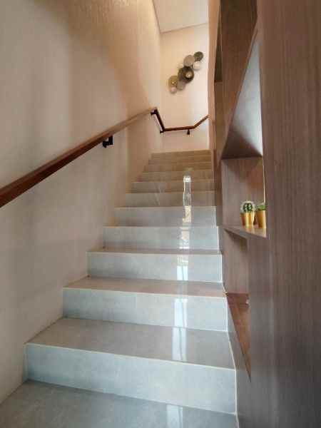 rumah dgn sistem one gate diapit 3 pintu tol