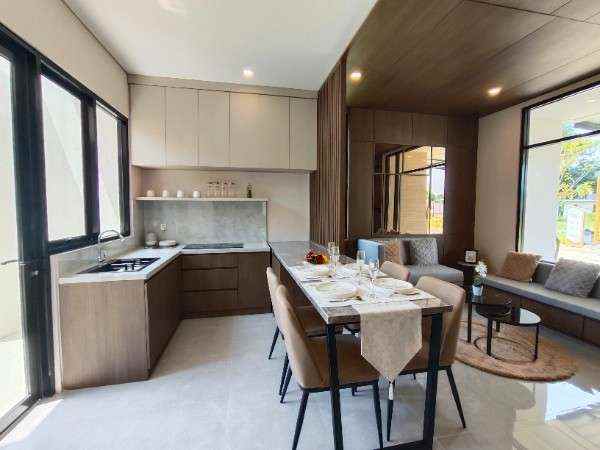 rumah dgn sistem one gate diapit 3 pintu tol