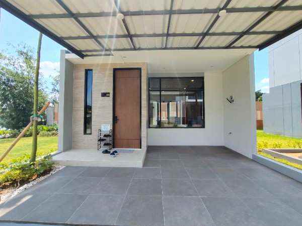 rumah dgn sistem one gate diapit 3 pintu tol