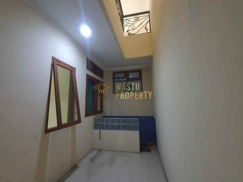 rumah hook tanah luas di lenteng agung dekat kampus