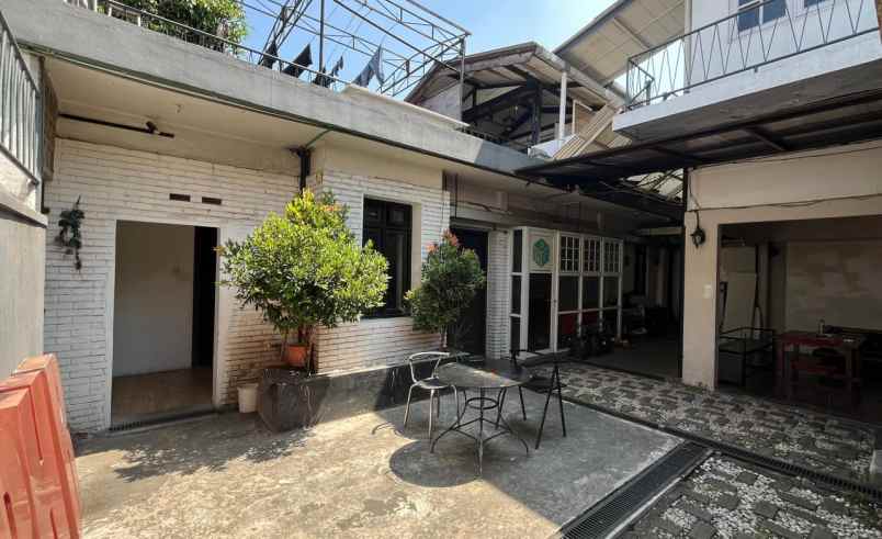 rumah klasik lokasi starregis di mainroad kota bandung