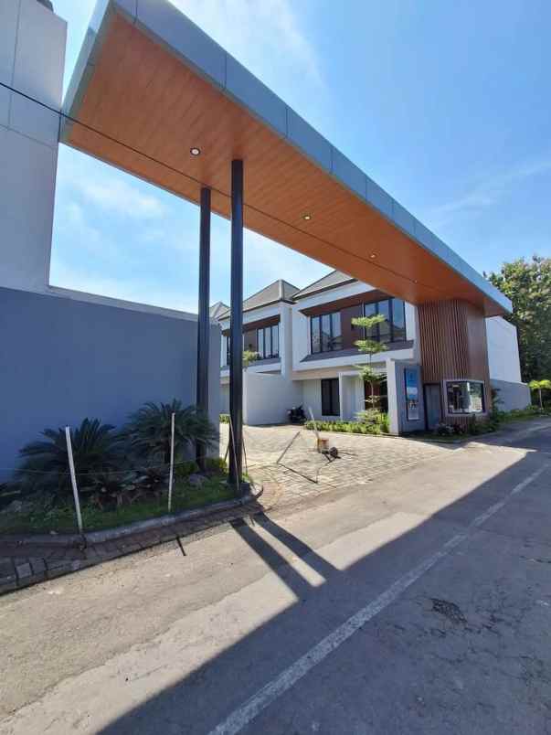 rumah mewah 2 lantai timur jl kaliurang km 7 5