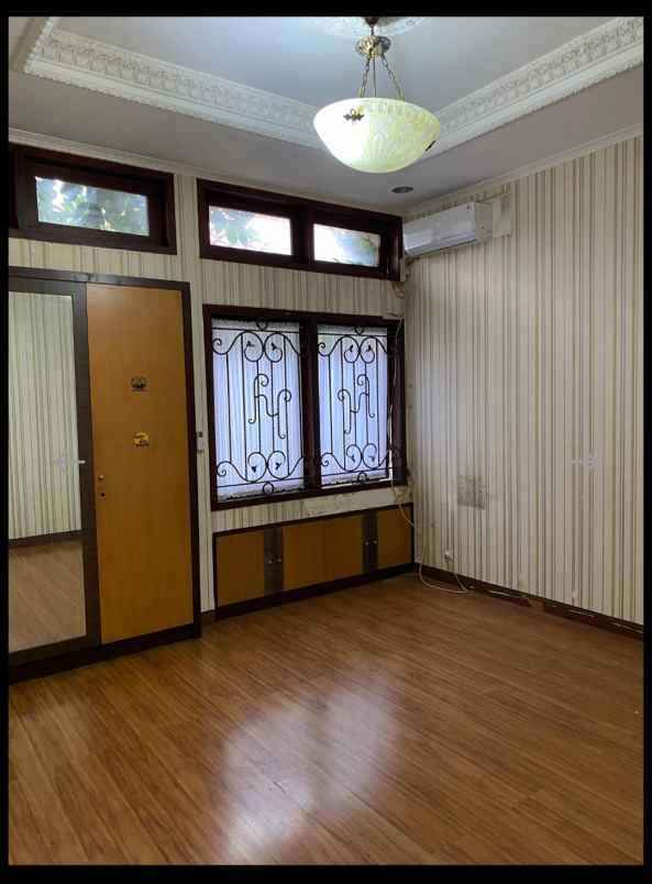 rumah mewah hook 3 lantai di sayap dago