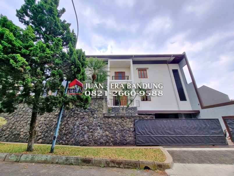 rumah mewah komplek setraduta dekat tol pasteur