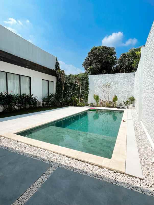 rumah murah bonus kolam renang di bekasi timur regency