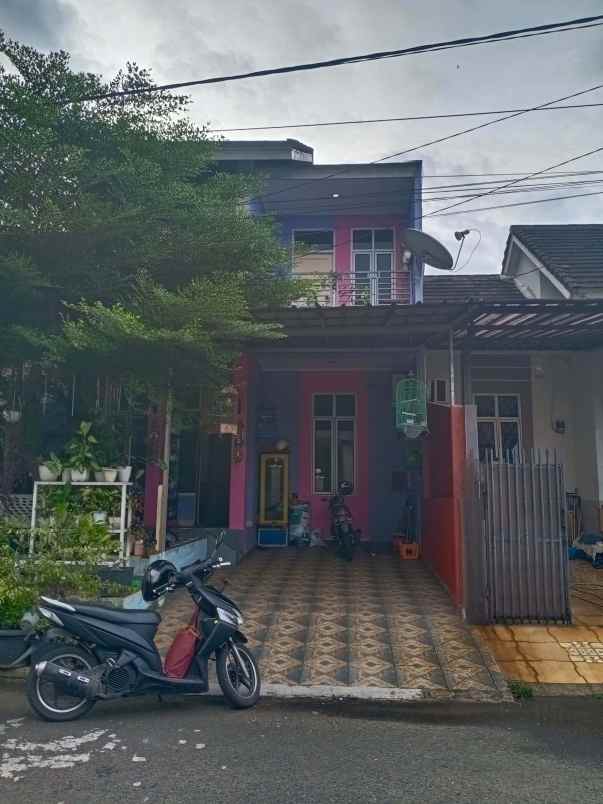 rumah seken 2 lantai dalam cluster