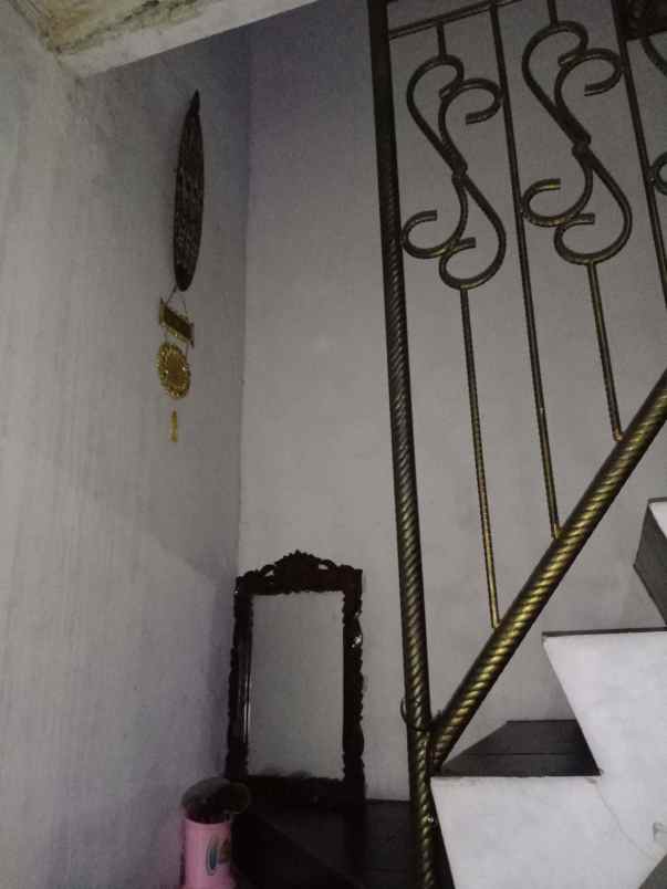 rumah seken 2 lantai dalam cluster