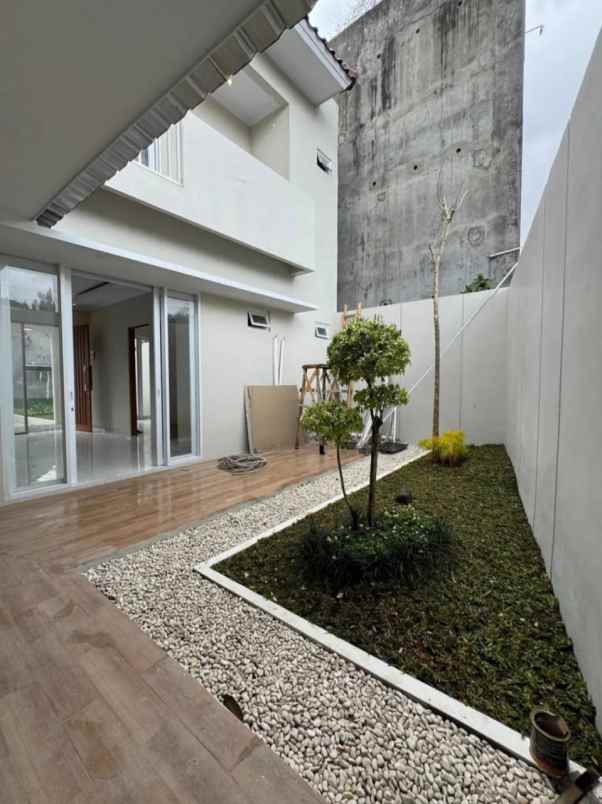 rumah siap huni 2 lantai di palagan km 7 dekat hyatt