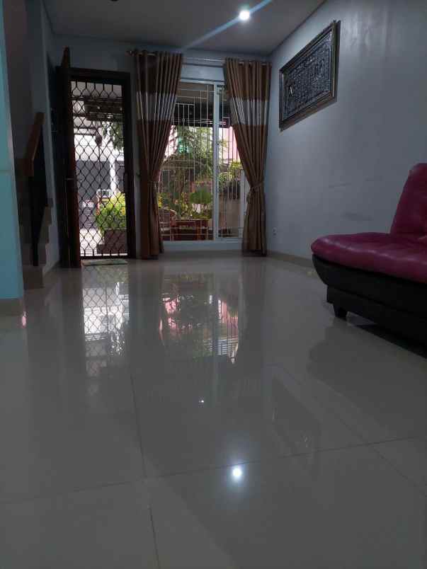 rumah siap huni pondok aren dekat living world shm
