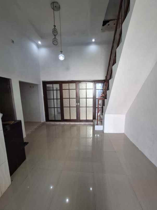 rumah strategis lingkungan nyaman asri