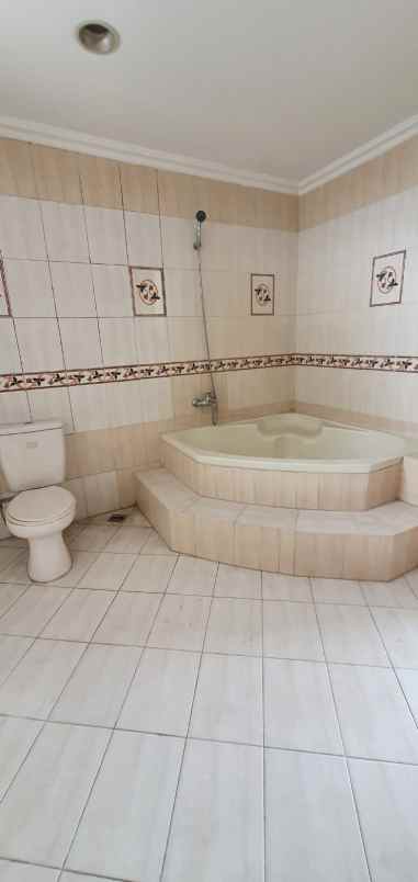 rumah untuk disewakan 4 lantai disunter tangerang