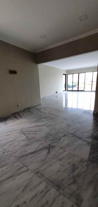 rumah untuk disewakan 4 lantai disunter tangerang