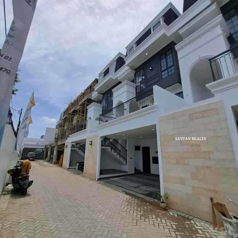 towhouse modern 4 lantai dekat pejaten village
