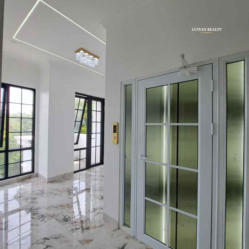 towhouse modern 4 lantai dekat pejaten village