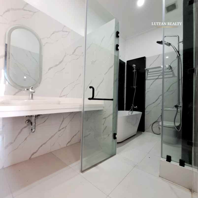 towhouse modern 4 lantai dekat pejaten village