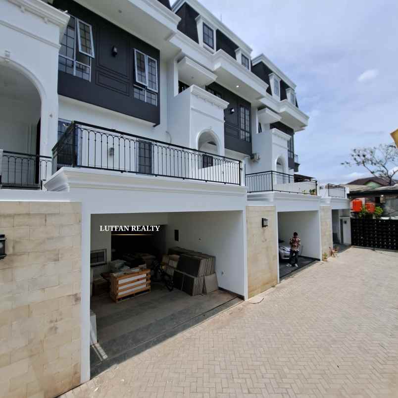 towhouse modern 4 lantai dekat pejaten village