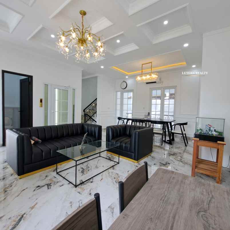 towhouse modern 4 lantai dekat pejaten village