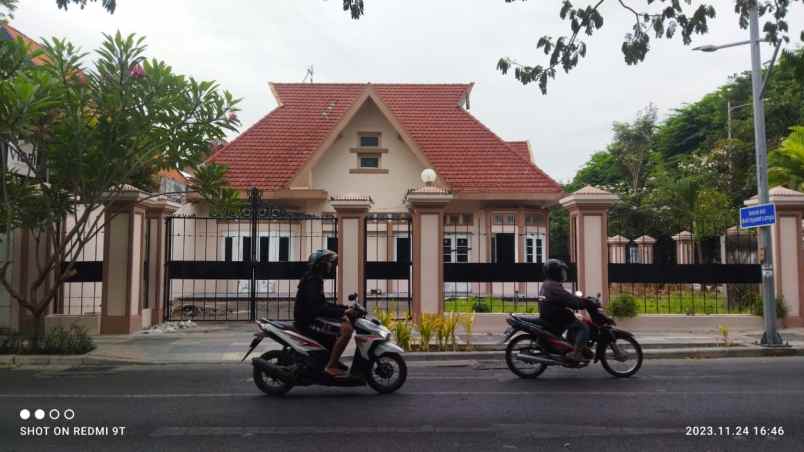 dijual cepat rumah mewah di jalan diponegoro surabaya