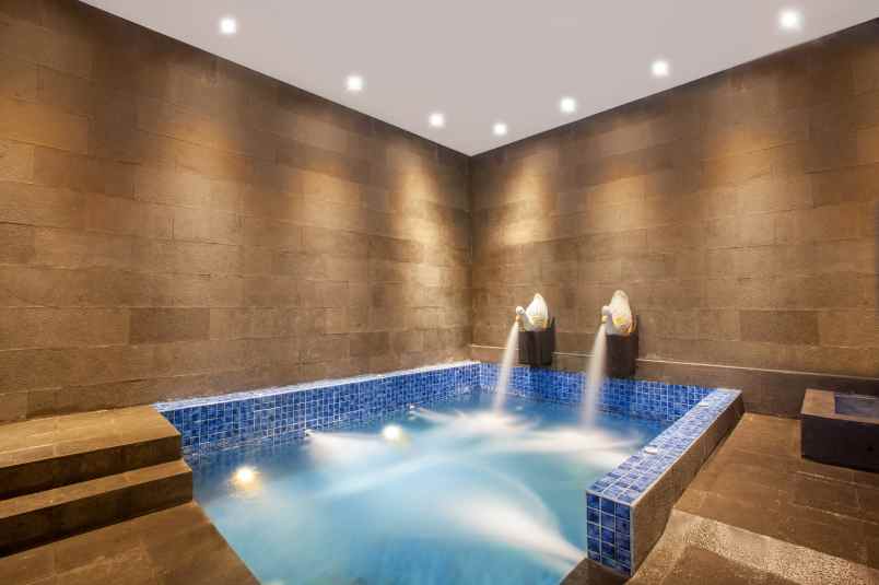 dijual hotel bintang 4 di seminyak bali