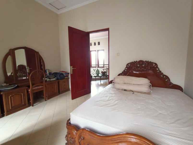 dijual rumah 185 jln raya jatiwaringin