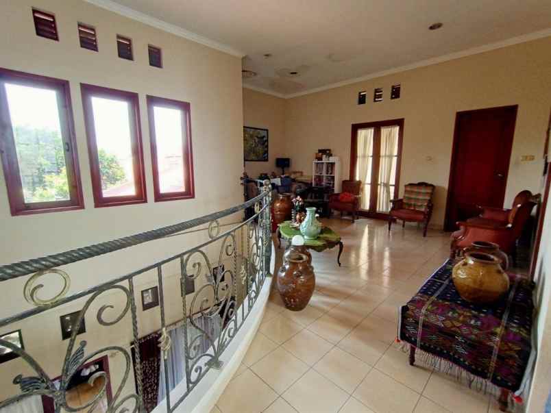 dijual rumah 185 jln raya jatiwaringin