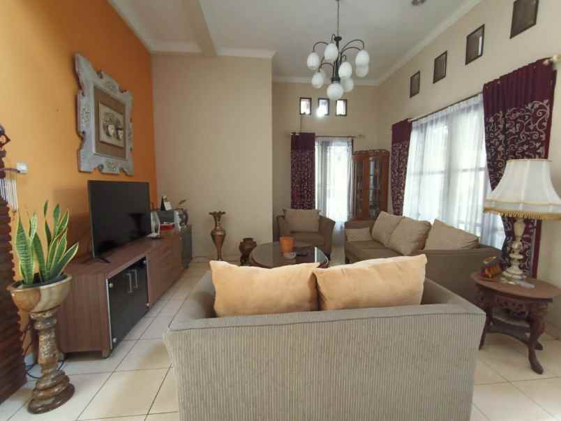 dijual rumah 185 jln raya jatiwaringin