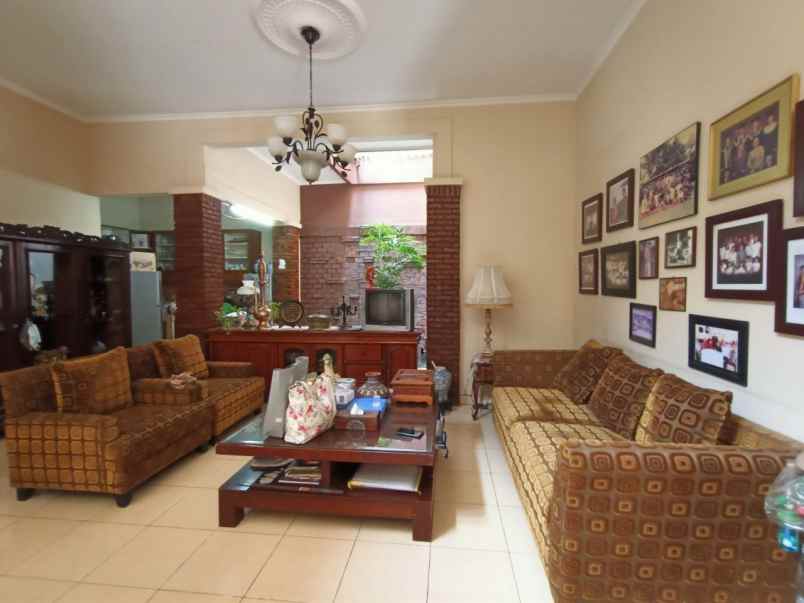 dijual rumah 185 jln raya jatiwaringin