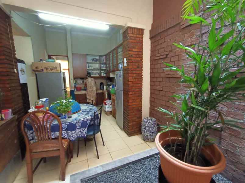 dijual rumah 185 jln raya jatiwaringin