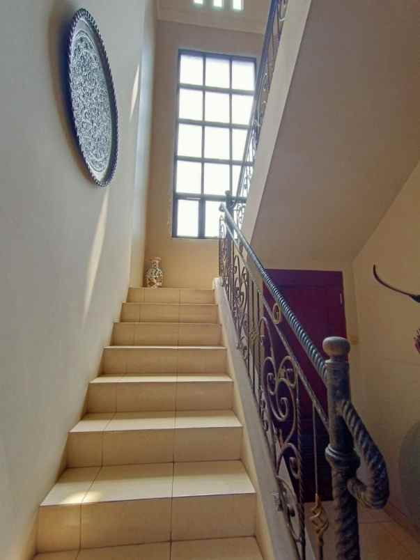 dijual rumah 185 jln raya jatiwaringin